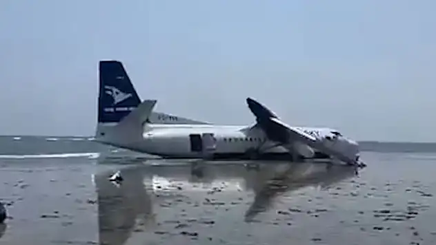 Yolcu uçağı pistten çıktı, kanadı koptu