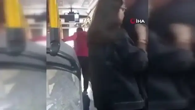 Yolcularla tartışan şoför aracı park edip sigara içti!