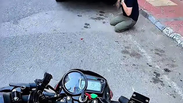 Yolda giden motosikletli Heimlich manevrasıyla hayat kurtardı