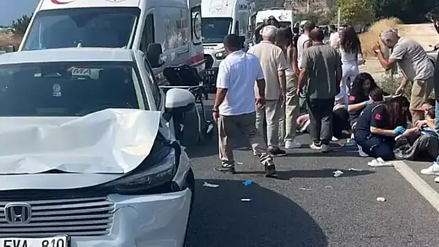 Yolun karşısına geçen aileye otomobil çarptı: 1 ölü, 3 yaralı