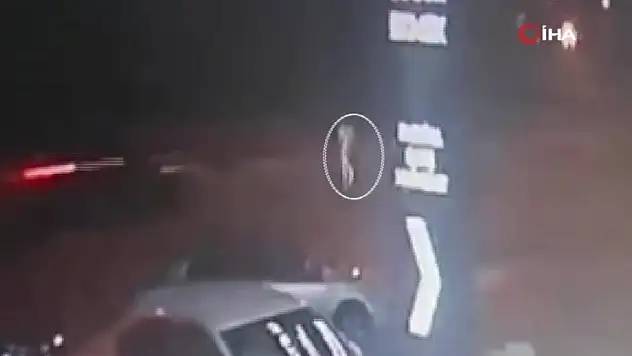 Yolun karşısına geçen yayaya peş peşe 2 otomobil çarptı