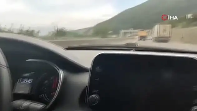 Yüksek hızla giden kamyona otomobil yetişemedi!