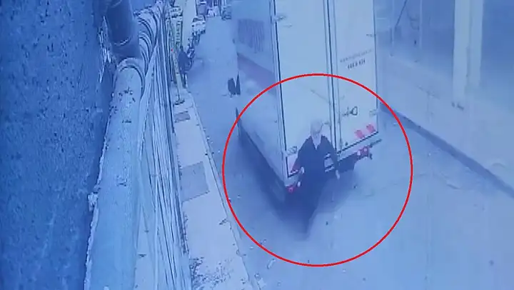 85 Yaşındaki Adamın Tırın Altın Kaldığı Anlar Kaydedildi