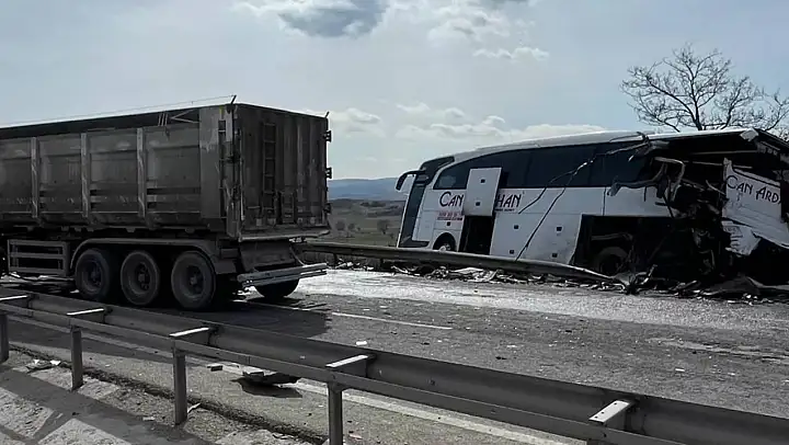 Bilecik'te yolcu otobüsüne tır çarptı! Yaralılar var