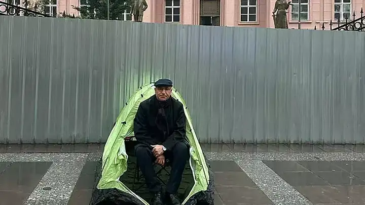 CHP'li Tanal, Adalet Bakanlığı Önünde Çadır Kurdu