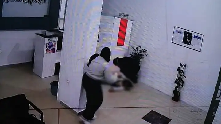 Eski eşi tarafından vuruldu, iş yerine sığındı! O anlar kamerada