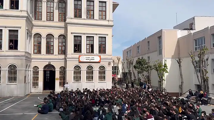 Haksız yere görev yeri değiştirilen öğretmenleri için liselerde protestolar yapılıyor