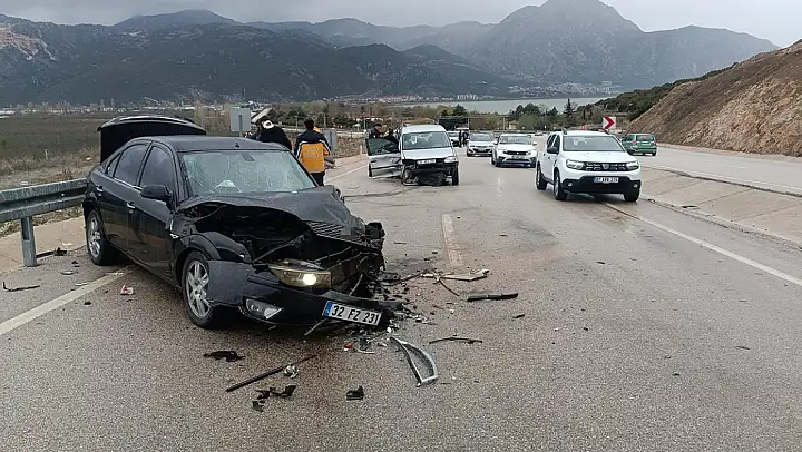 İki araç kafa kafaya çarpıştı: 3'ü ağır 8 yaralı