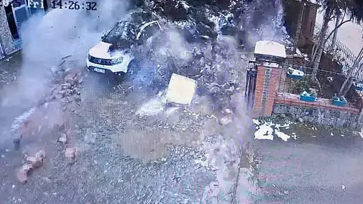 İstinat duvarı araçların üzerine yıkıldı
