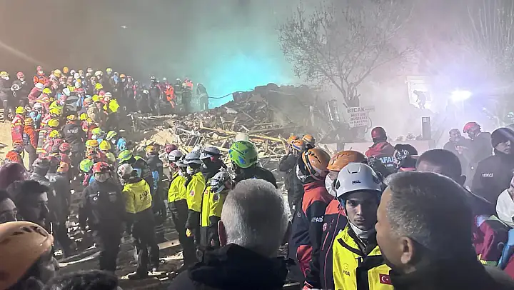 Konya'da Bina Enkazından Çıkarılmayan Kaldı Mı? Bakanlardan Açıklama