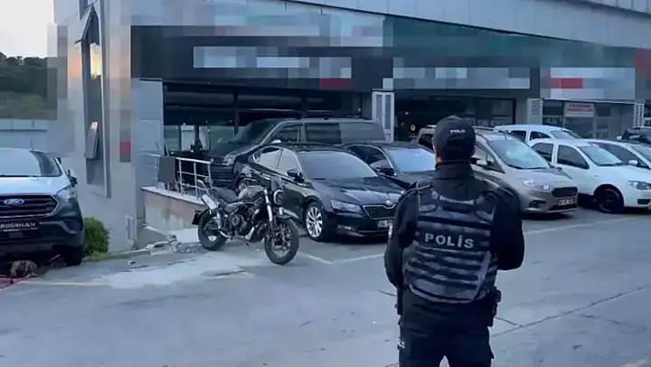 Oto galeriye el yapımı patlayıcı atıldı