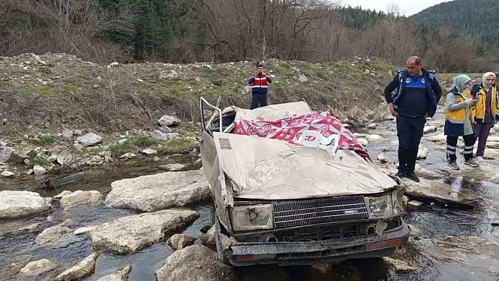 Otomobil çaya uçtu 1 ölü, 1 yaralı