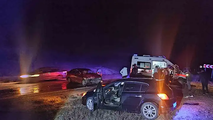 Otomobiller kafa kafaya çarpıştı