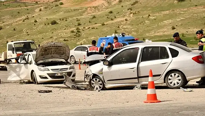 Otomobiller kafa kafaya çarpıştı: 1 ölü, 8 yaralı