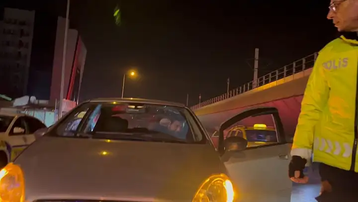 Polise sinirlenen alkollü sürücü yumrukla ön camı kırdı
