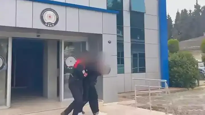 Polisten kaçarken tarlaya attığı çuvaldan 4 tabanca çıktı