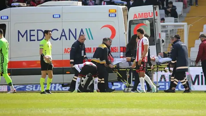 Sivasspor-Göztepe maçında korkutan sakatlık! Ambulansla hastaneye götürüldü
