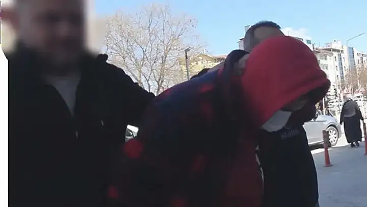 Skandal Yazışmalar Sonrası Gözaltına Alınan Doktorlar Ters Kelepçeyle Adliyeye Sevk Edildi