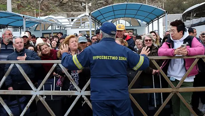 Sürekli sallanan Santorini Adası'ndan 11 bin kişi ayrıldı