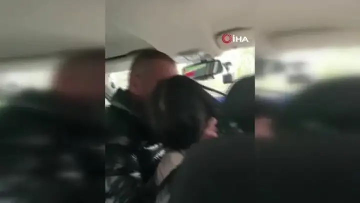 Tartışma kavgaya döndü: Taksinin içinde korku dolu anlar!