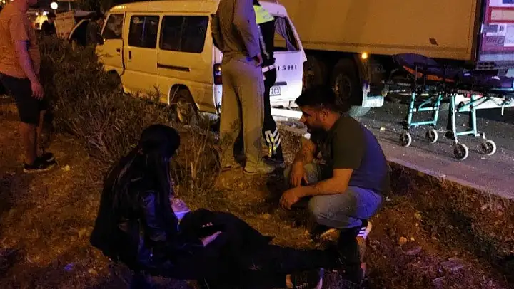 Tır ile panelvan aracın karıştığı kazada 5 kişi yaralandı