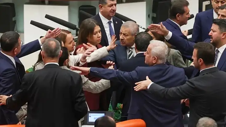 Meclis’te Tansiyon Yükseldi! CHP Ve AK Parti Vekilleri Arasında Arbede