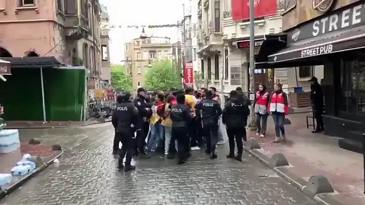 1 Mayıs Olaylı Başladı! Taksim'e Çıkmak İsteyen Gruplara Polis Müdahale Etti