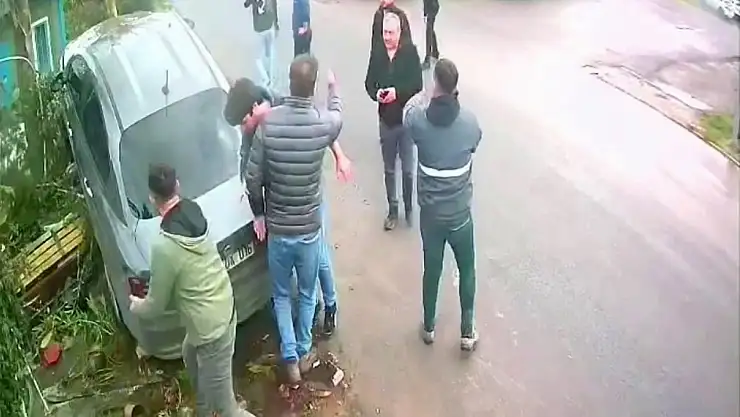 14 yaşında otomobil kullandı, bankta oturan kadını ezdi