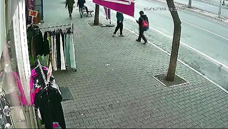 14 Yaşındaki Kapkaççının Hırsızlık Anları Kamerada