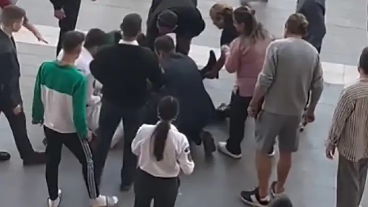 15 Yaşındaki İki Çocuk AVM Güvenliğini Bıçaklayıp Elini Kolunu Sallayarak Uzaklaştı