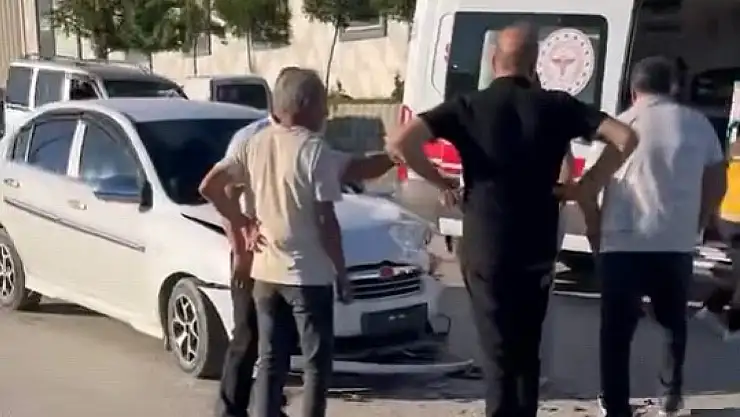 2 otomobil kafa kafaya çarpıştı: 4 yaralı