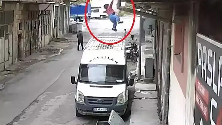 2 yaşındaki çocuk, 2'nci kattan çöp konteynerine düştü! Çocuğun durumu nasıl?