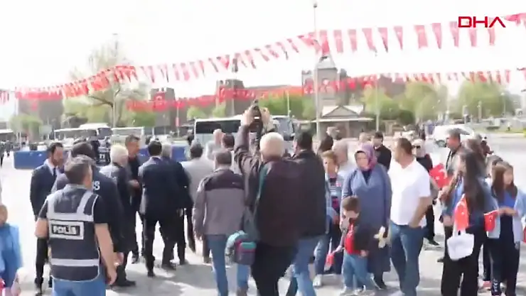 23 Nisan Kutlamalarında Puta Tapmayın Diyen Vatandaş Gözaltına Alındı