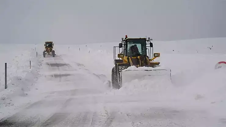 3 ilde lapa lapa kar yağdı! 55 yol ulaşıma kapandı