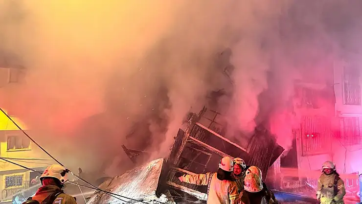 3 katlı ahşap bina alevlere teslim oldu