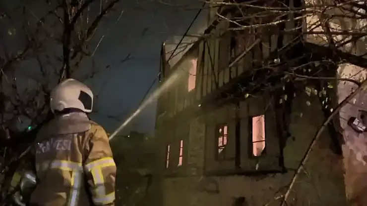 3 katlı tarihi konakta yangın