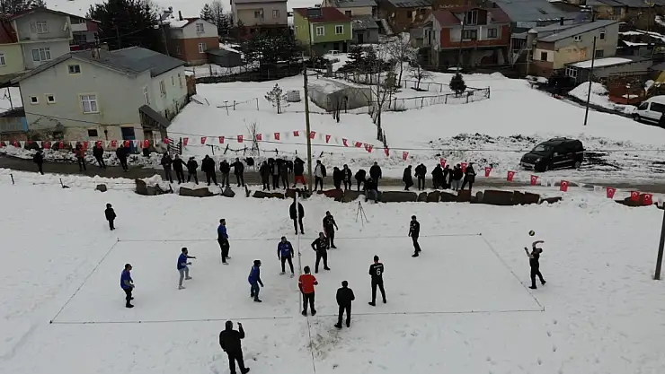 31 Yıldır Vazgeçilmeyen Gelenek Kar Voleybolu