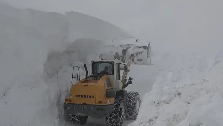 4 Metrelik Kar Tüneli Arasında Amansız Mücadele