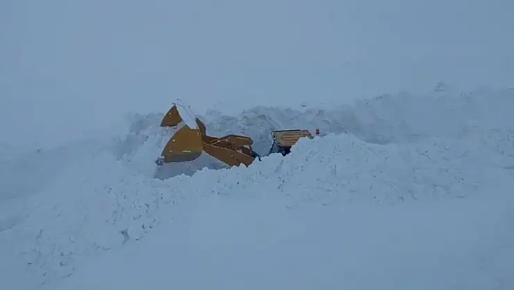 4 Metreye Ulaşan Kar Kalınlığı Çalışma Yapan İş Makinalarını Yuttu