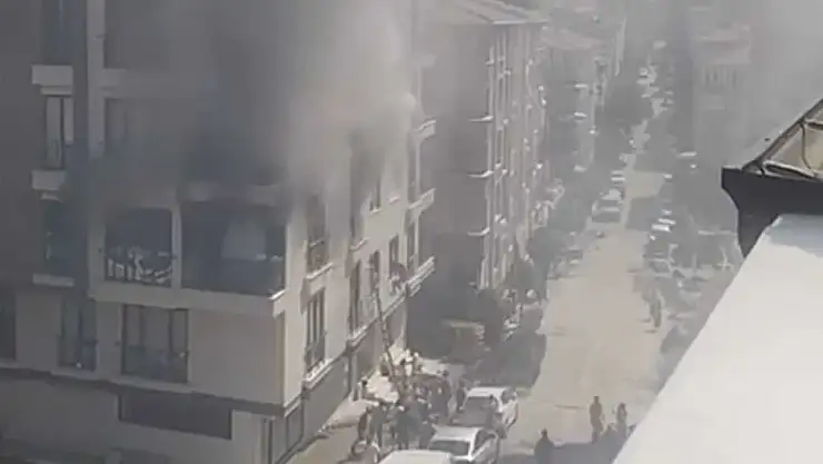 5 katlı binada çıkan yangında 2 kişi pencereden atladı