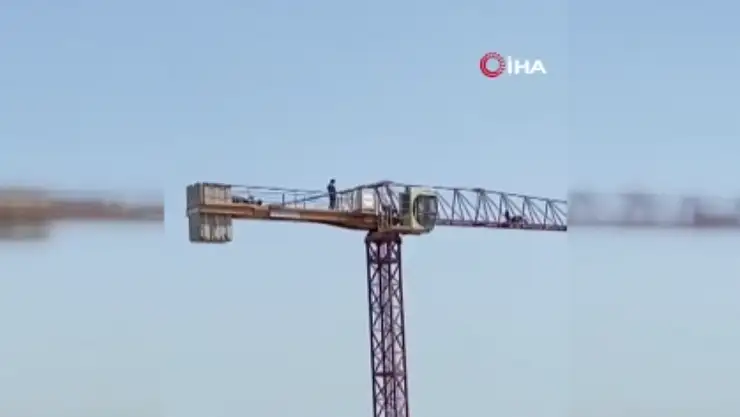 60 Metre Yükseklikteki Vincin Üstünde Namaz Kıldı