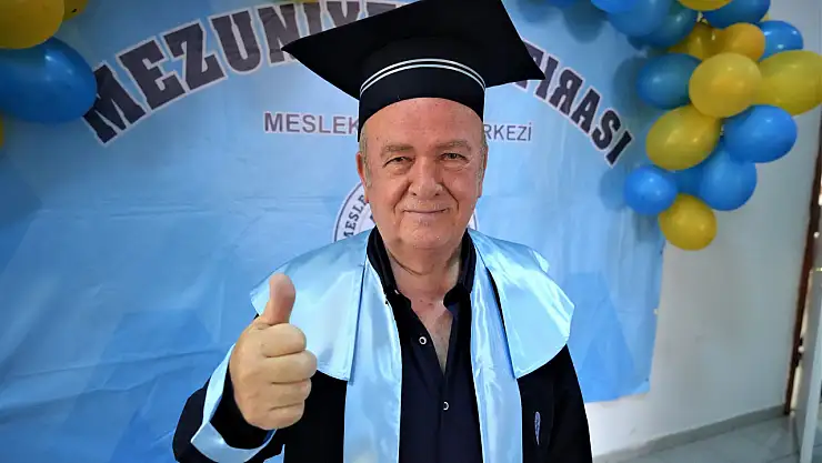 71 Yaşında Liseden Mezun Oldu! Göbek Atarak Kutlama Yaptı