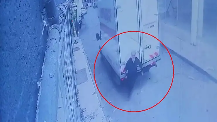 85 Yaşındaki Adamın Tırın Altın Kaldığı Anlar Kaydedildi