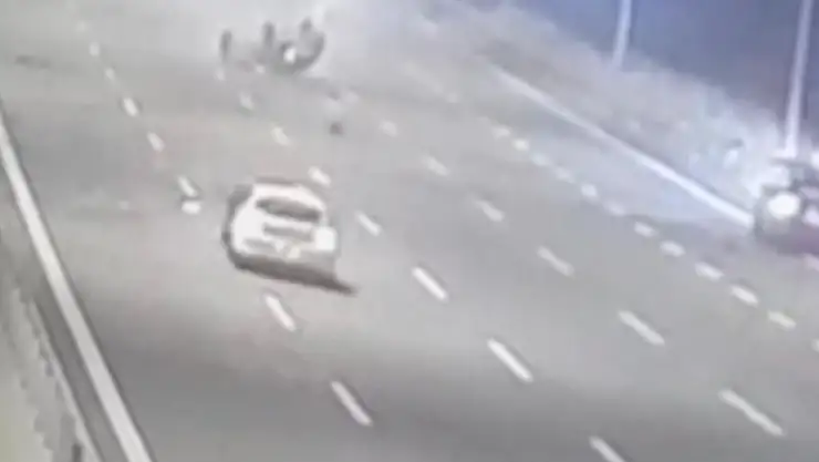 9 yaşındaki çocuk taklalar atan otomobilden yola savruldu