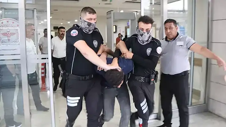 Acil Servise Girip, Doktor Ve Güvenlik Görevlisini Bıçakladı