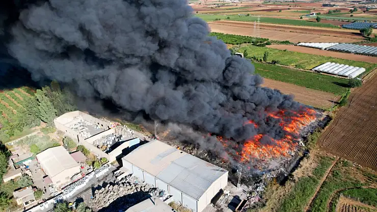 Adana'da geri dönüşüm fabrikasında yangın çıktı!
