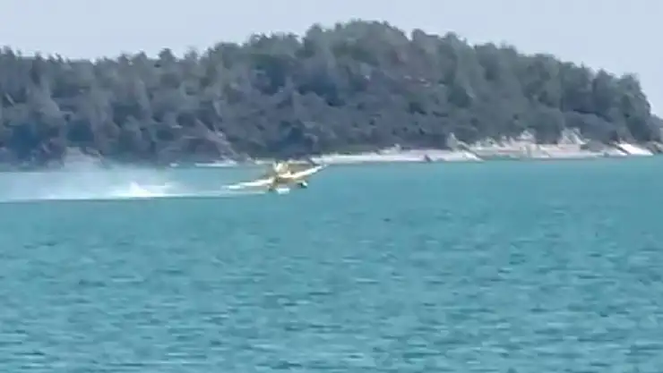 Adana'da yangın söndürme uçağı göle düştü! İki pilot sağ olarak kurtarıldı