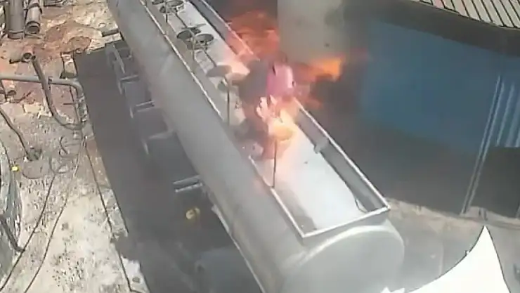 Ağzında sigara ile açtığı tanker kapağı bomba gibi patladı!