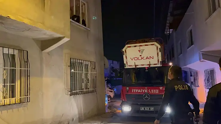 Aileden Herkesi Odaya Kilitleyip Bıçakla Rehin Aldı