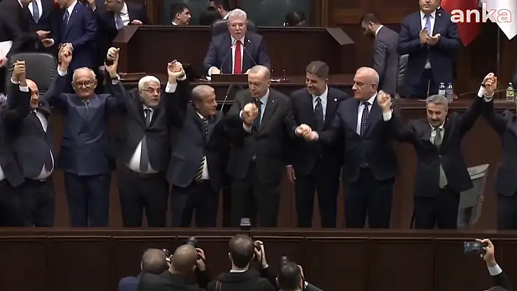 AK Parti'ye Katılan 10 Belediye Başkanına Rozet Takıldı! İşte O Belediyeler